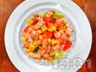 Рецепта Салата с пушена риба сьомга, домат, чушка и царевица